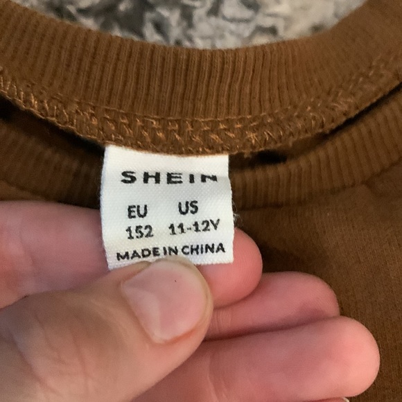 I am selling a 11-12 sized sweater that says Los angeles California - Picture 3 of 3